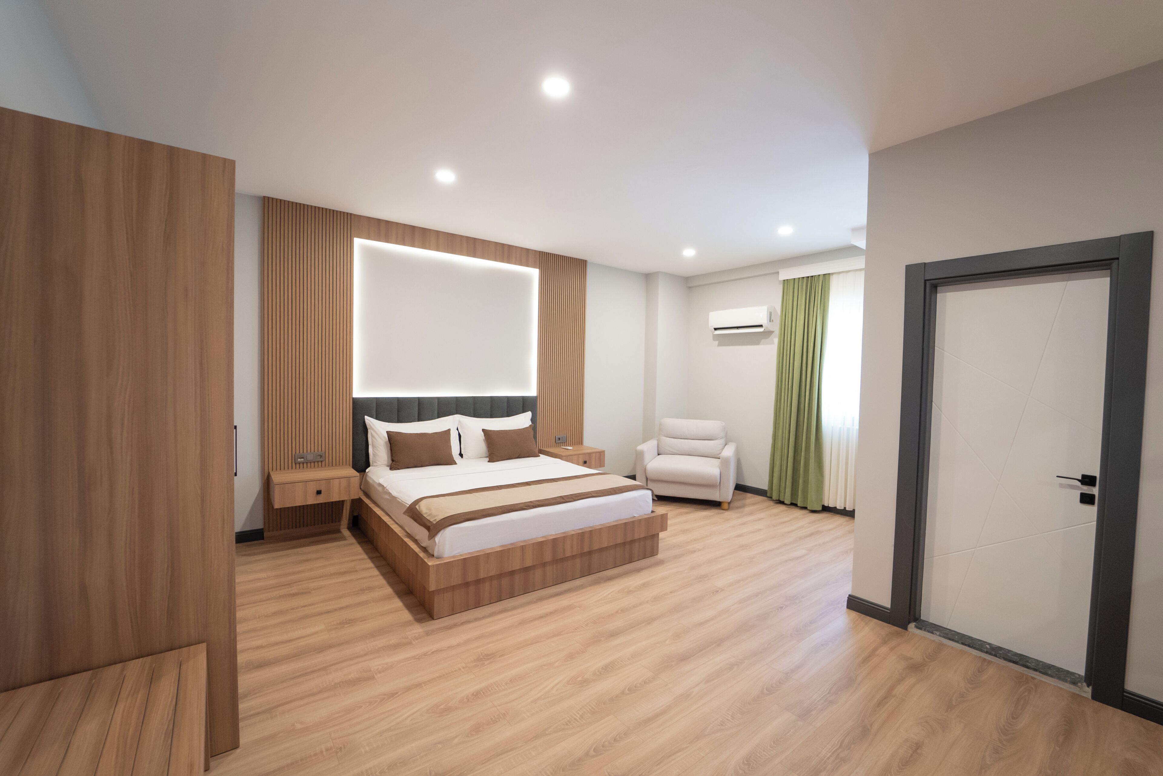 ห้องสวีท, 2 ห้องนอน, ปลอดบุหรี่, วิวเมือง | เครื่องนอนระดับพรีเมียม, มินิบาร์, โต๊ะทำงาน, พื้นที่ทำงานแบบใช้แล็ปท็อป