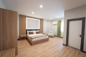 Suíte, 2 quartos, para não fumantes, vista para a cidade | Roupas de cama premium, frigobar, escrivaninha