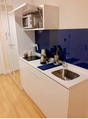 Kühlschrank, Mikrowelle, Wasserkocher mit Kaffee-/Teezubehör