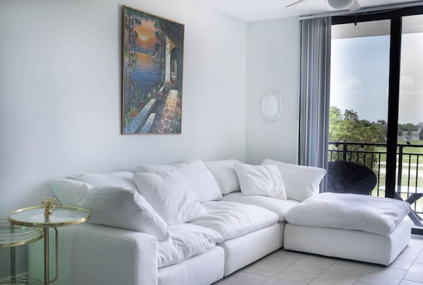 Smart TV, Netflix, streaming services - Cozy, Centrally Located Apartment in Miami (Palmetto Bay)