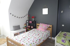 3 Schlafzimmer, Reisekinderbett, kostenloses WLAN, Bettwäsche