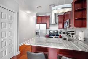 Køleskab, mikrobølgeovn, ovn, kogeplade