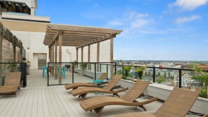 Terrace/patio - XL Studio - Modern Studio with Rooftop Pool (Philadelphia)