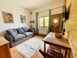 TV - Gîte Studio With Terrace Close To The City! (Briançon)