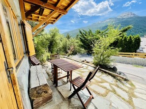 Outdoor dining - Gîte Studio With Terrace Close To The City! (Briançon)