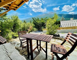 Outdoor dining - Gîte Studio With Terrace Close To The City! (Briançon)