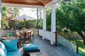 Outdoor dining - Third Cliff Scituate....Easy walk to Downtown and Peggoty and SPIT beaches (Scituate)