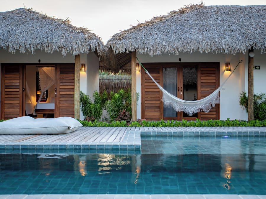 Utomhuspool med öppettider 09.00 till 19.30, och solstolar