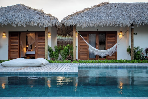 Utendørsbasseng og solsenger