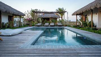 Een buitenzwembad, open van 09.00 uur tot 19.30 uur, en ligstoelen