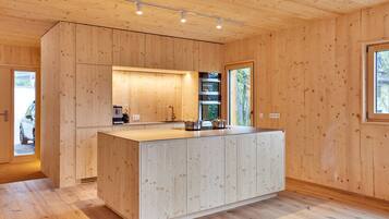 Fridge, oven, dishwasher, coffee/tea maker