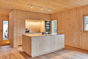 Kühlschrank, Ofen, Geschirrspüler, Wasserkocher mit Kaffee-/Teezubehör