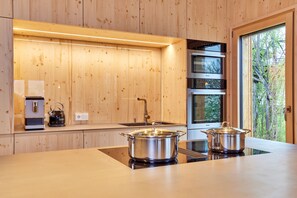 Kühlschrank, Ofen, Geschirrspüler, Wasserkocher mit Kaffee-/Teezubehör