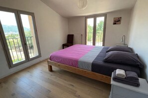 3 quartos, berço de viagem, Wi-Fi, roupa de cama