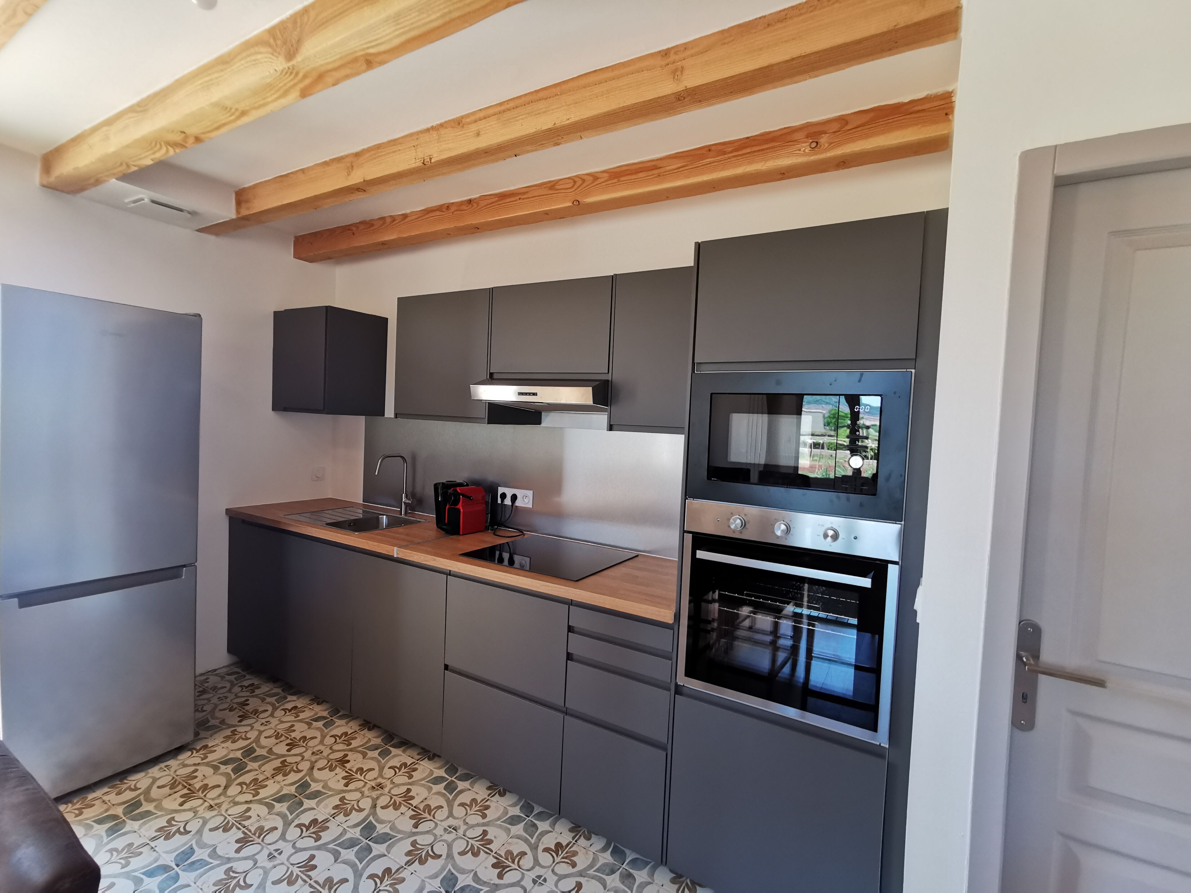 Kjøleskap, mikrobølgeovn, ovn og kokeplater