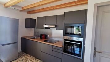 Kjøleskap, mikrobølgeovn, ovn og kokeplater