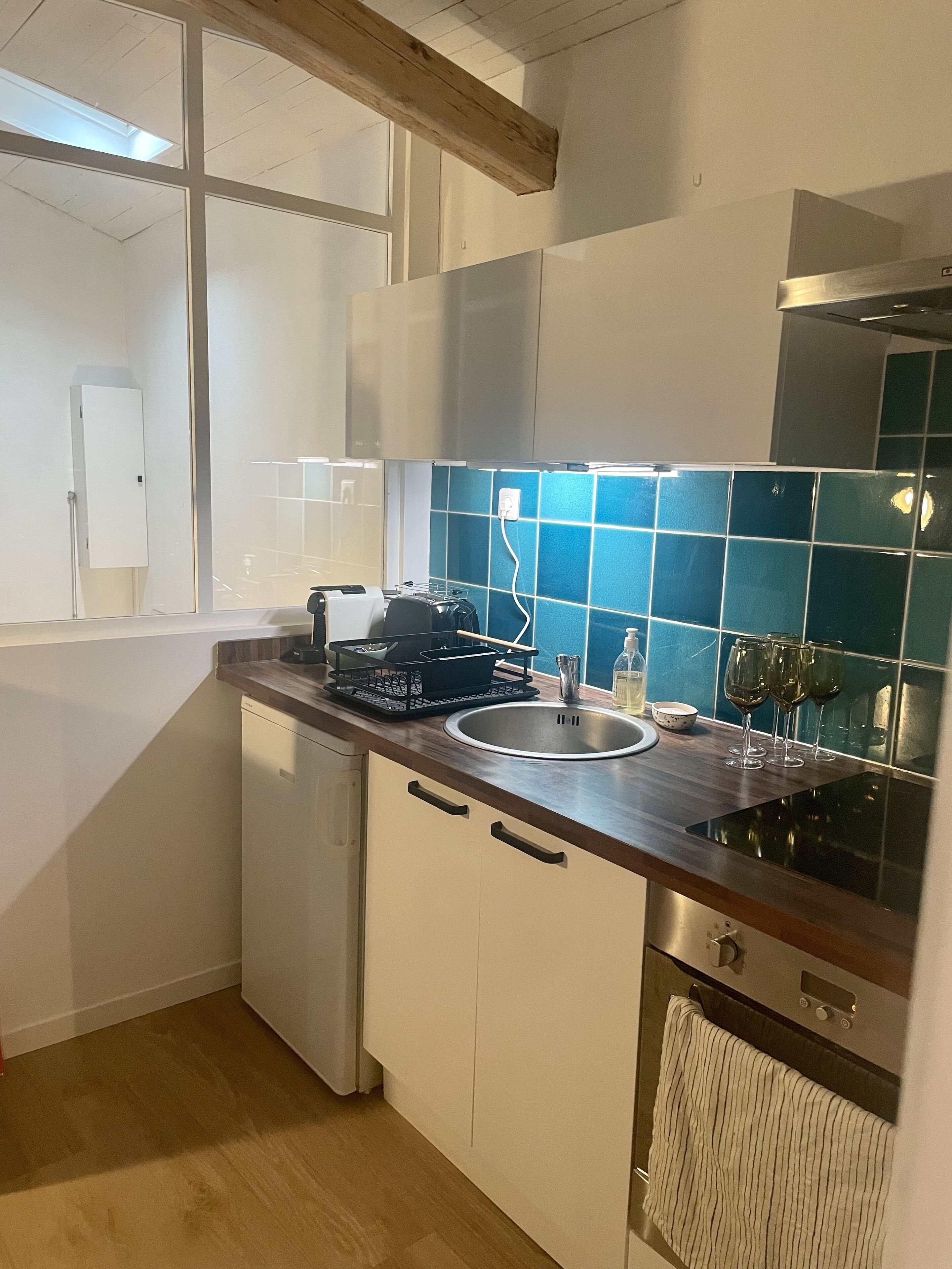 Fridge, oven, stovetop, coffee/tea maker