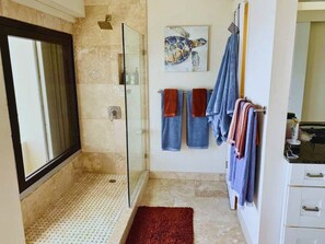 Bañera con ducha, secador de pelo, toallas, jabón