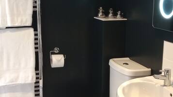 Chuveiro, chuveiro com efeito de chuva, secador de cabelo