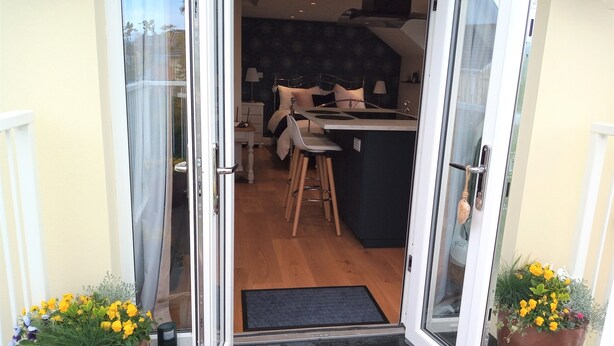 Ein modernes Interieur mit einer Küche, einem Essbereich und einem Wohnbereich.