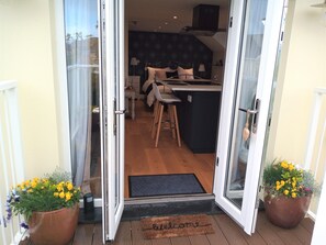 Outdoor dining - Self catering apartment for 2 + cot - dog friendly, near Bideford, North Devon (Woolfardisworthy)