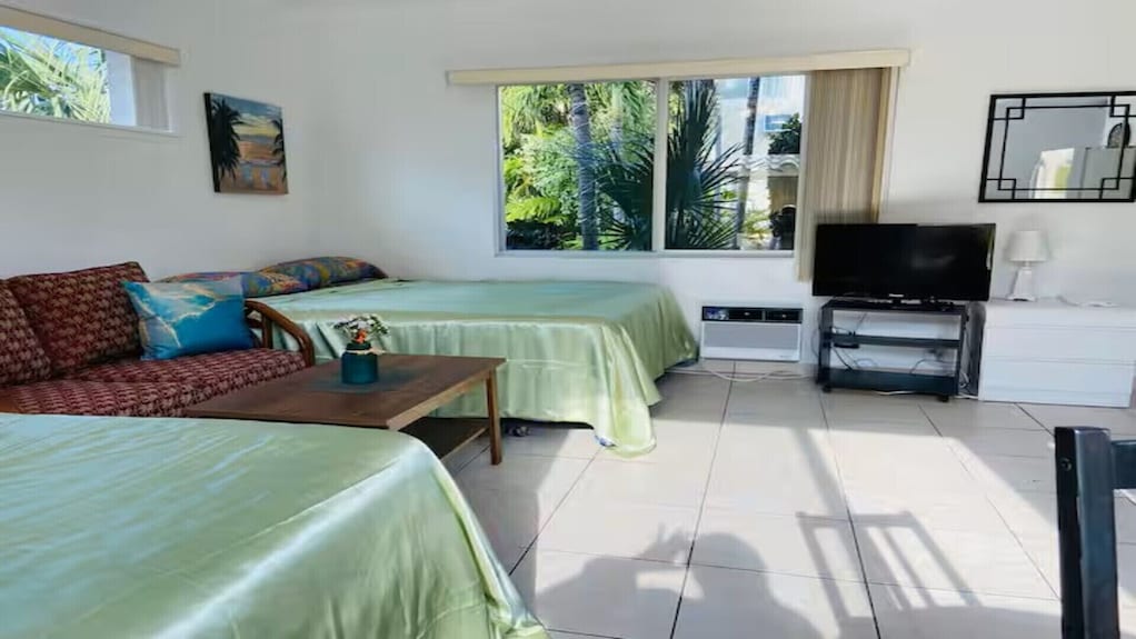 Beach Tide Motel - #10 Studio 2 Queen Beds - Davie