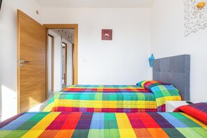 4 chambres, fer et planche à repasser, accès à Internet