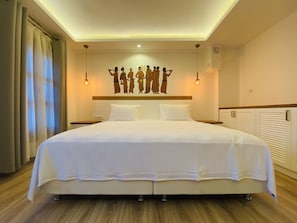 Kamar Double atau Twin Eksklusif | Seprai premium, minibar, brankas, dan meja kerja