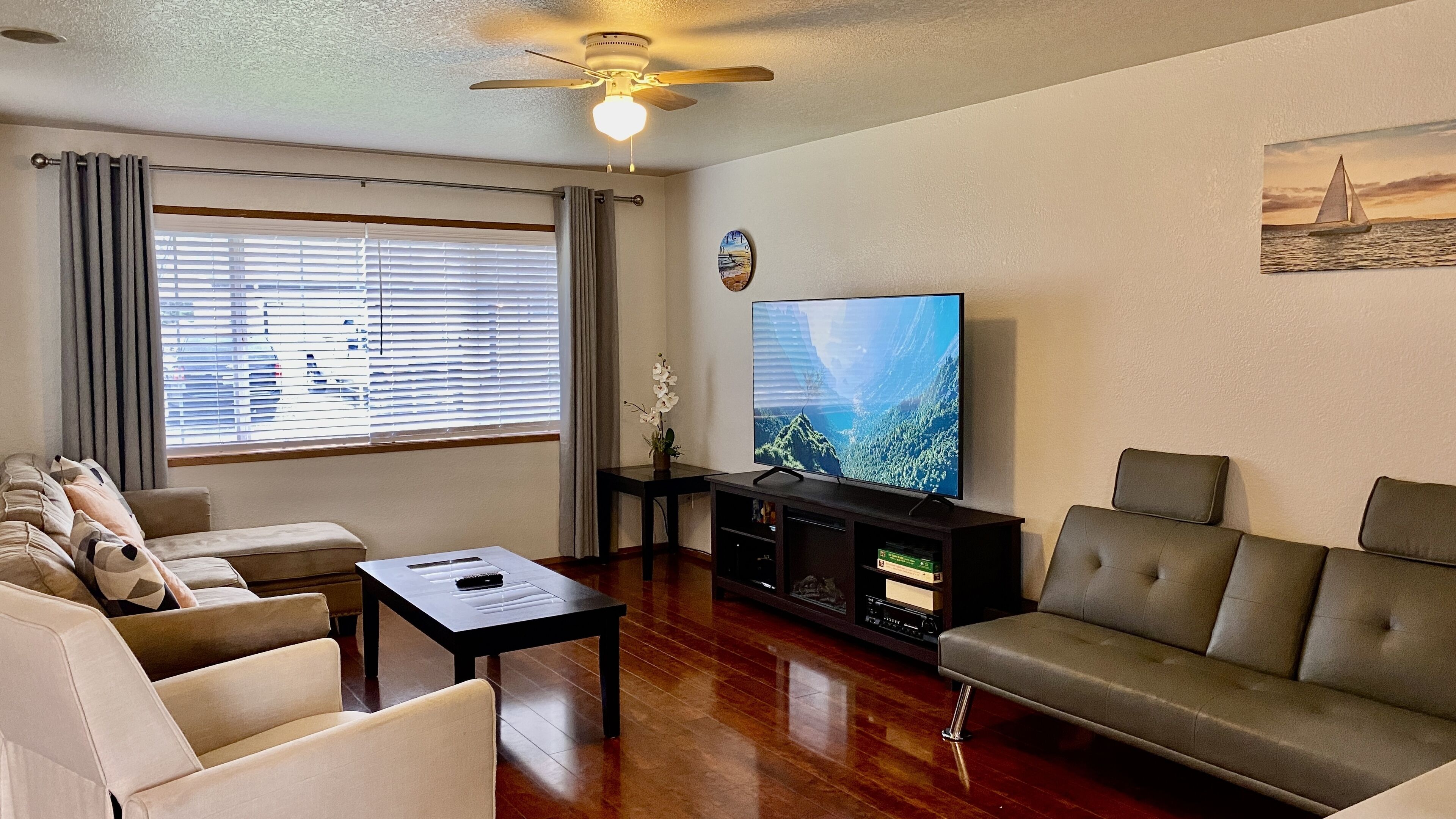 Cozy Bungalow/3 bdrm/large backyard/ near Beach