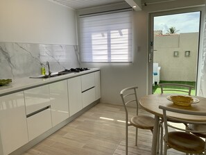 Réfrigérateur, four à micro-ondes, un four, surface de cuisson
