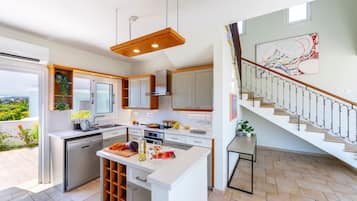 Frigorífico, microondas, horno y placa de cocina