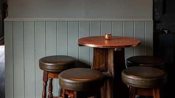 Bar (trong khuôn viên)