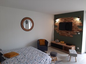 2 quartos, escrivaninha, ferros/tábuas de passar roupa, berço de viagem