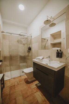 Habitación clásica con 2 camas individuales (Almeria) | Baño | Ducha y cabezal de ducha tipo lluvia