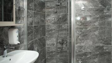 Shower, pancuran hujan, pengering rambut, dan sandal