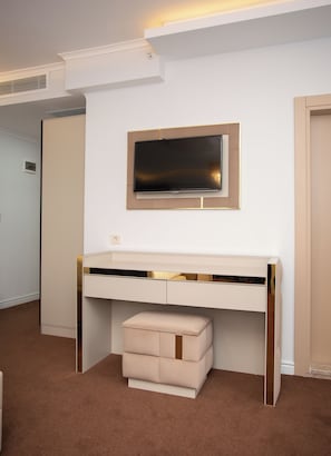 Deluxe Twin kamer | Een gratis minibar, een bureau, een laptopwerkplek, geluiddichte muren