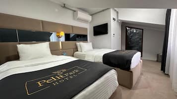 Deniz Manzarali 4 Kisilik Oda | Artículos del minibar gratis y escritorio