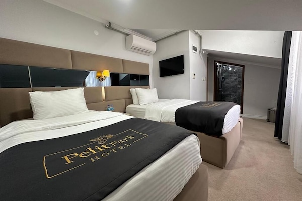 Deniz Manzarali 4 Kisilik Oda | Artículos del minibar gratis y escritorio
