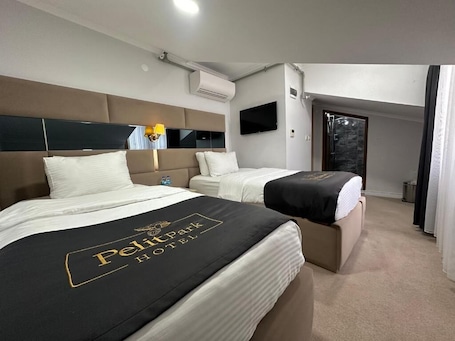 Minibar con artículos gratuitos y escritorio
