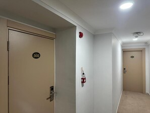 Deniz Manzarali 4 Kisilik Oda | Kostenlose Minibar, Schreibtisch, laptopgeeigneter Arbeitsplatz