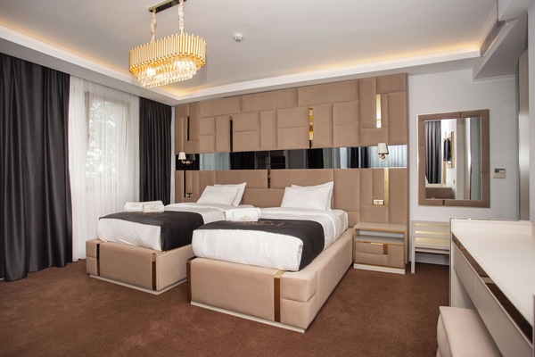 Deniz Manzarali Twin Oda | Minibar gratis, meja kerja, ruang kerja ramah laptop, dan kedap suara