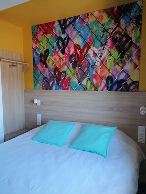Individually decorated, individually furnished, free WiFi, bed sheets - Kyriad Direct Martigues (Martigues)