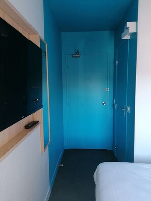 Shower, rainfall showerhead, eco-friendly toiletries, towels - Kyriad Direct Martigues (Martigues)