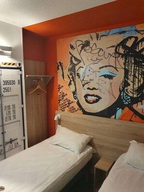 Individually decorated, individually furnished, free WiFi, bed sheets - Kyriad Direct Martigues (Martigues)