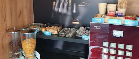 Desayuno buffet (EUR 6.50 por persona)