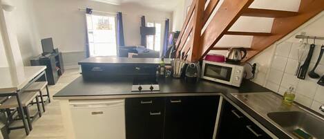 Frigorífico, microondas y tostadora