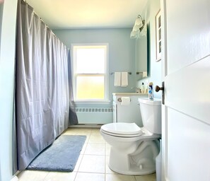 Serviettes fournies, savon, papier toilette