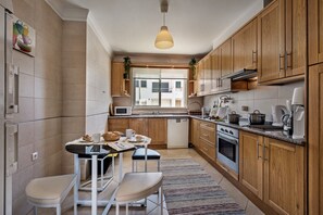 Geladeira, micro-ondas, fogão, lava-louças