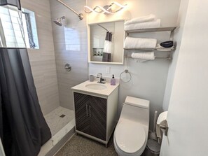 Haartrockner, Handtücher, Seife, Shampoo