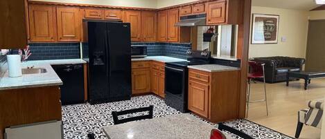 Réfrigérateur, micro-ondes, four, plaque de cuisson